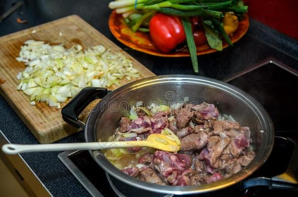 游戏匈牙利<strong>红</strong>烩牛肉采用罐和stirr采用g勺,洋葱和蔬菜