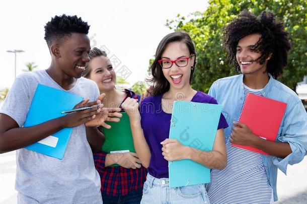 喝彩傻瓜似的学生和组关于国际学生s