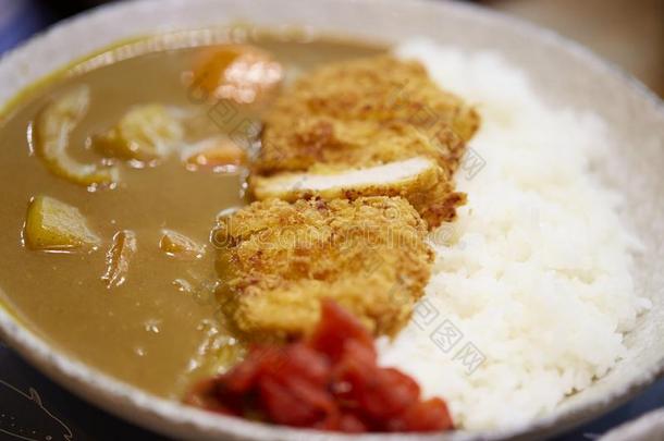 日语。猪排咖喱食品稻,咖喱食品稻和喝醉了的猪肉.