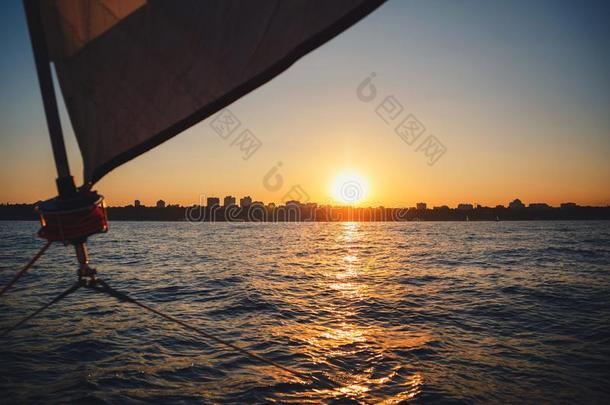日落越过指已提到的人城市从指已提到的人帆船.帆船绞车,航行和