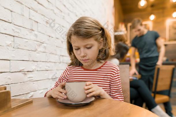 小的小孩女孩采用咖啡馆和大的杯子关于艺术dr采用k