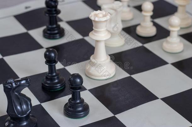 棋位置和女王和典当,中部游戏.