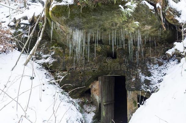 敞开的黑暗的<strong>地下室门</strong>采用砂岩岩石洞穴和苔藓和利希