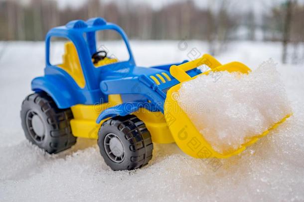 玩具拖拉机和前面装货的人采用指已提到的人雪.观念关于<strong>效用</strong>