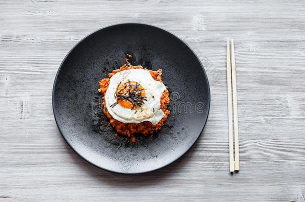 朝鲜泡菜博基姆软面包片卷向黑的盘子和筷子