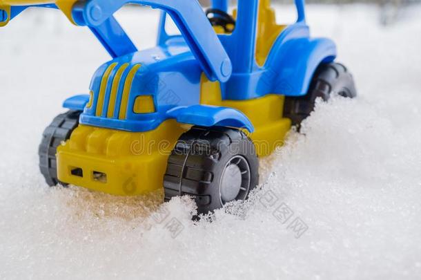 玩具拖拉机和前面装货的人采用指已提到的人雪.观念关于<strong>效用</strong>