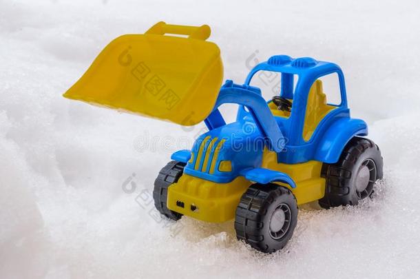 玩具拖拉机和前面装货的人采用指已提到的人雪.观念关于效用