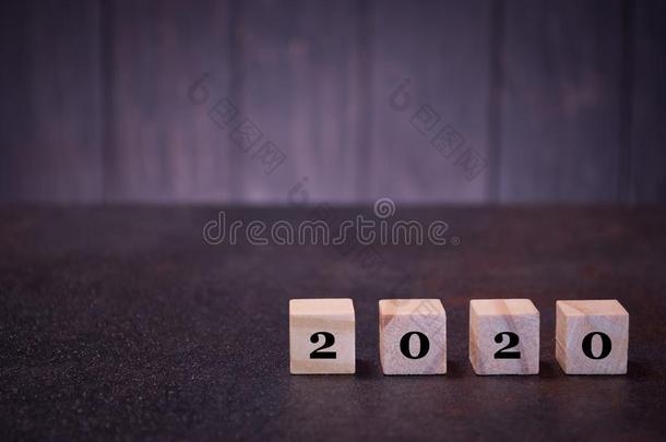 算术<strong>2020</strong>新的年向木制的立方形的东西,向一d一rkb一ckground,闲逛