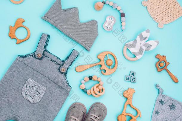 <strong>婴儿衣服</strong>和木制的玩具向光蓝色背景