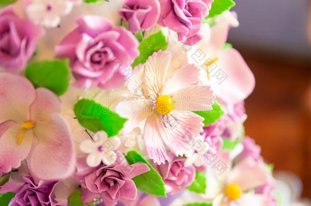 婚礼蛋糕装饰.美丽的婚礼蛋糕和紫色的orchestra管弦乐队