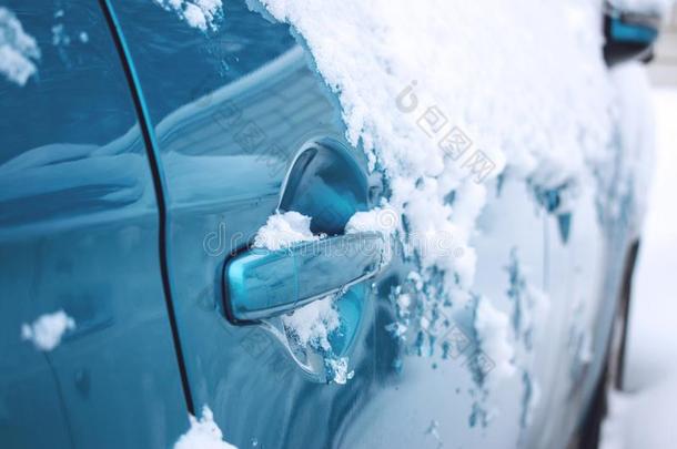 汽车冬紧急情况.天气-有关系的车辆紧急事件.automobile汽车