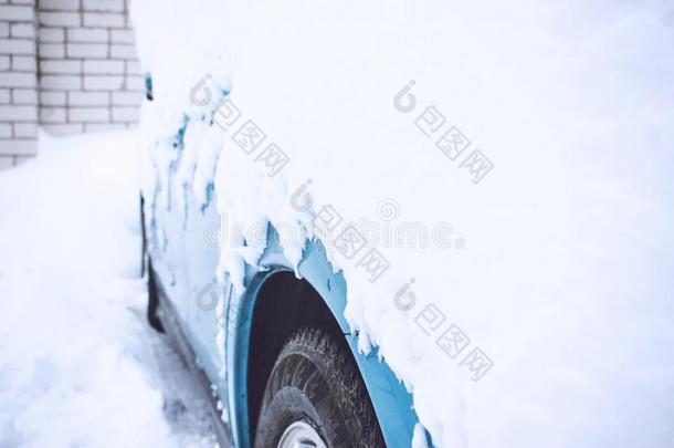 汽车冬紧急情况.天气-有关系的车辆紧急事件.automobile汽车