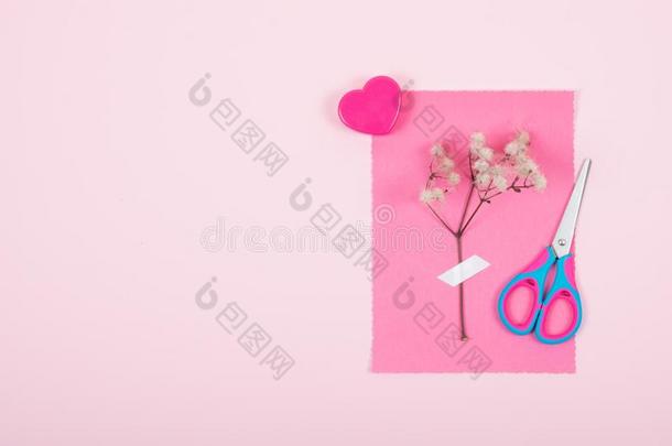 情人一天彩色粉笔最小的招呼卡片.两个黏土杯子和