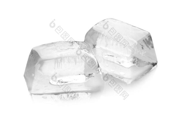 透明的冰立方形的东西熔化的向白色的