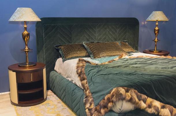家具是（be的三单形式现代的卧室采用米黄色音