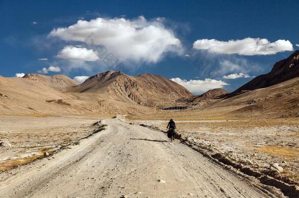 帕米尔<strong>高原</strong>公路或帕米尔<strong>高原</strong>skij轨道和骑自行车的人,塔吉克斯坦