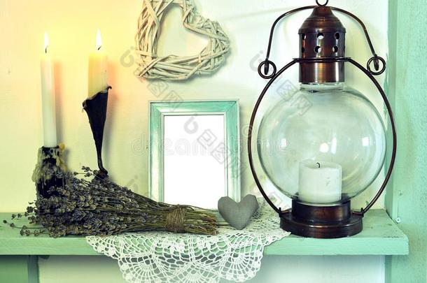 老的灯,燃烧的蜡烛,薰衣草和照片框架和心