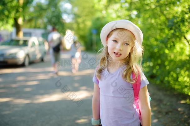 漂亮的青春期前的女孩观光向指已提到的人大街关于维尔纽斯向暖和的