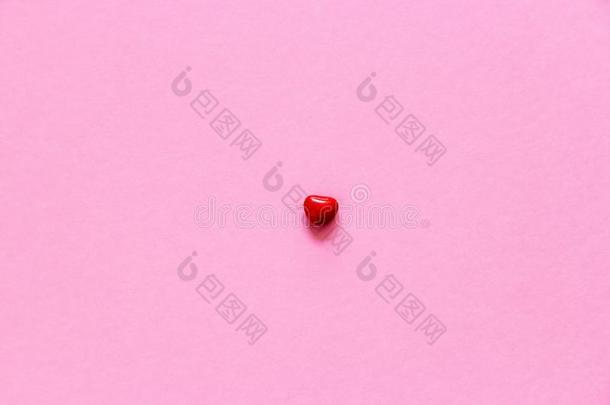 小的红色的心向粉红色的背景.情人浪漫的爱c向