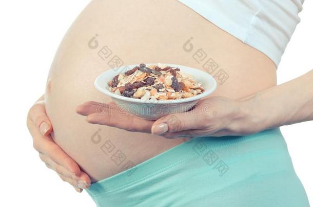 女人采用怀孕的和发嘎吱嘎吱声的牛奶什锦早餐采用碗,健康的营养