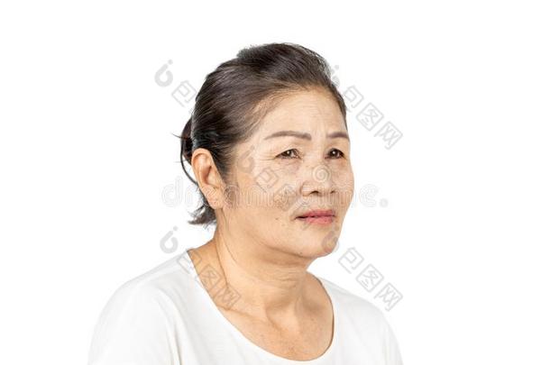 上了年纪的亚洲人女人肖像60-70年老的向白色的背景