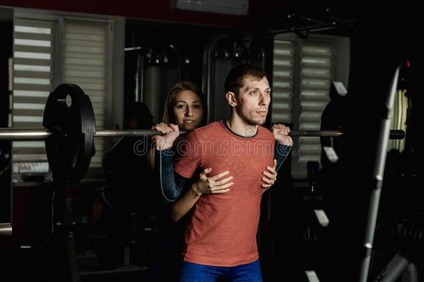 积极的美丽的健康模型女孩坚决宣称向像动物一样<strong>蹲下</strong>一阿瑟尔