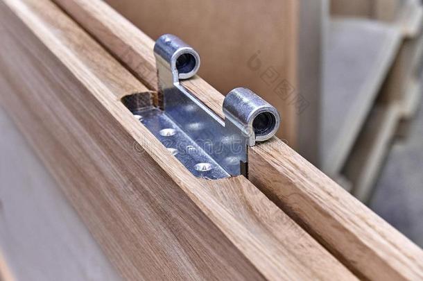木材门制造业过程.门叶子.门铰链安装