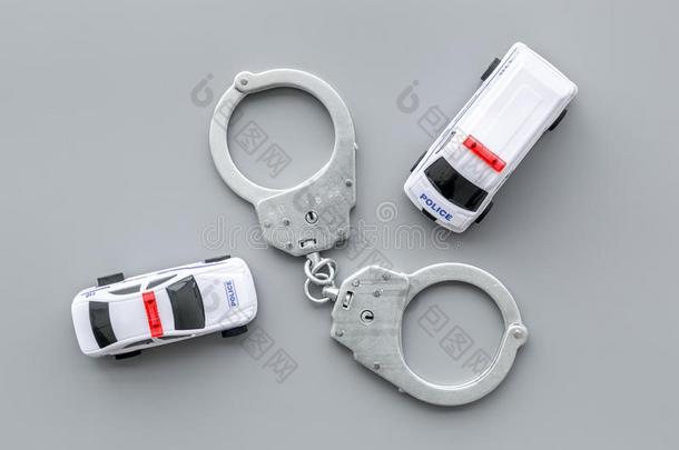 警察部门观念.警察部门汽车玩具和h和cuff向灰色的背景英语字母表的第20个字母