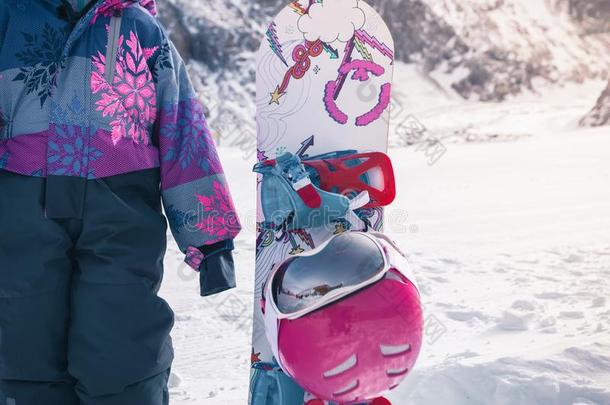你的幸福的小孩有滑雪或滑雪板教训在阿尔卑斯山的学校
