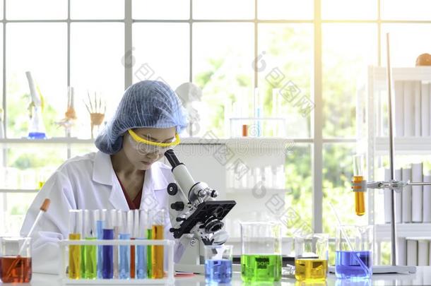 女人科学家做实验和显微镜采用实验室.