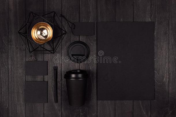 假雷达包装为咖啡豆乘积和商店-黑的纸杯子,英语字母表的第2个字母