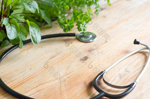 听诊器和草本植物健康的生活方式和替代的医生