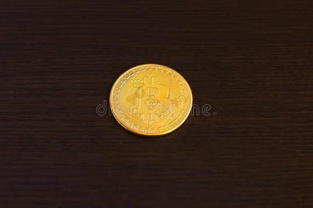 金色的点对点基于网络的匿名数字货币向木制的背景.点对点基于网络的匿名数字货币秘密成员货币,balls球