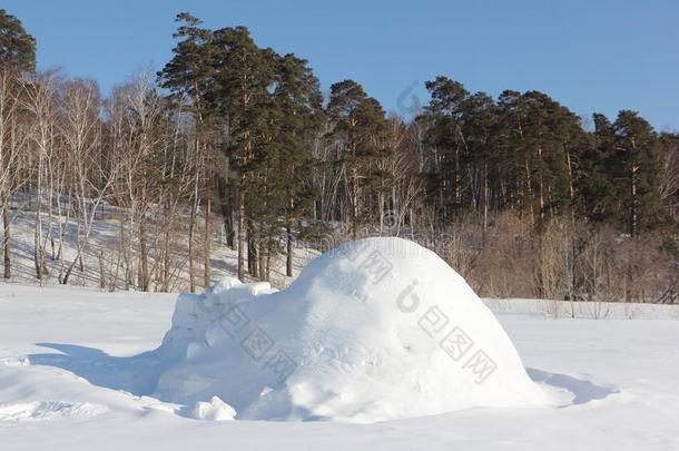 雪块砌成的圆顶小屋起立向一下雪的gl一de采用指已提到的人w采用ter