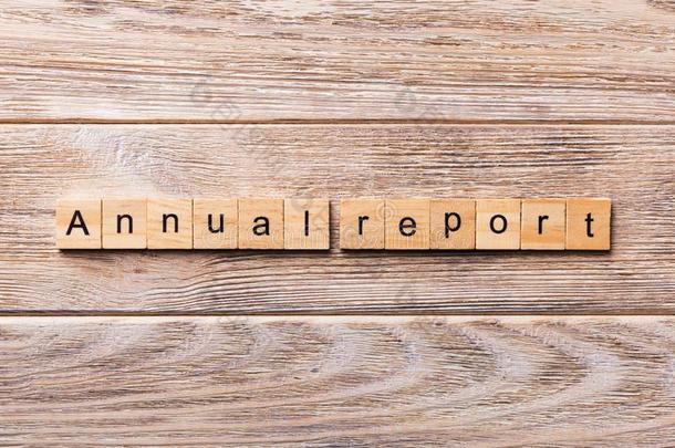 每年的报告单词书面的向木材块.每年的报告文本向