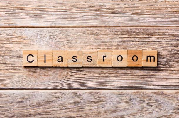 教室单词书面的向木材块.教室文本向木材en英语字母表的第20个字母
