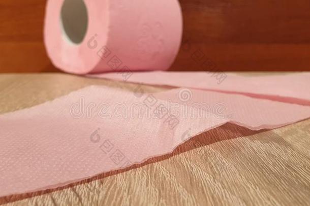 洗手间纸.辗关于洗手间纸.粉红色的洗手间纸