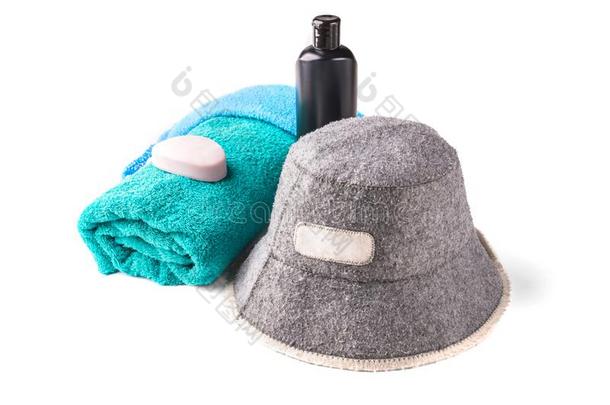 桑拿浴室帽子,毛巾,肥皂和洗发剂隔离的向白色的背景.