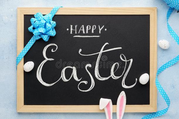 幸福的复活节黑板字体和有趣的兔子耳和卵
