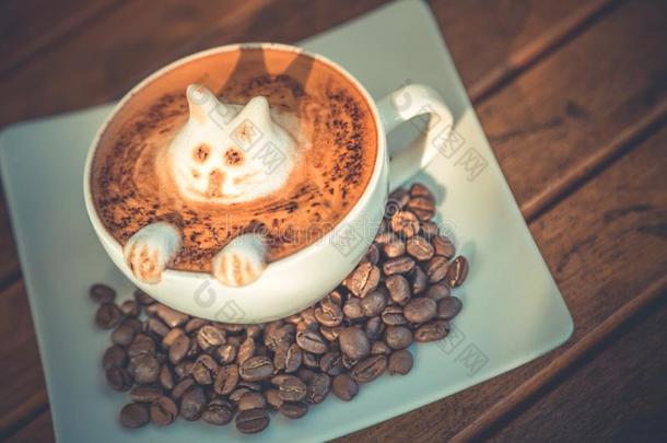 白色的杯子关于c关于fee拿铁咖啡和漂亮的猫形状拿铁咖啡艺术奶Foa