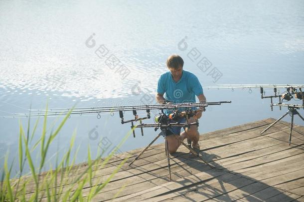 男人固定捕鱼设备向木制的码头