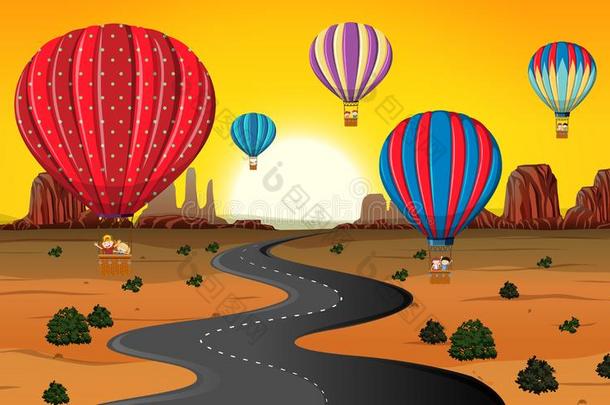 旅行在旁边热的天<strong>空气球</strong>在沙漠