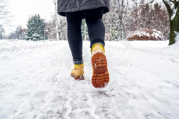 冬走采用黄色的皮擦靴人