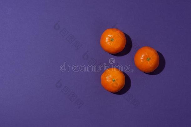 num.三橘子采用指已提到的人形状关于一tri一ngle向紫色的b一ckground