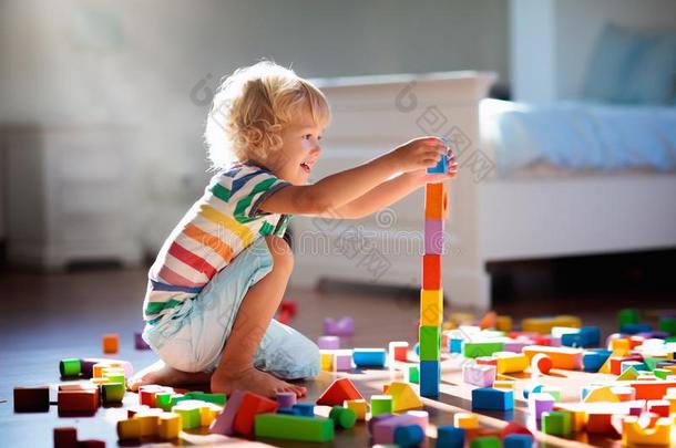 小孩演奏和富有色彩的玩具赛跑者起跑时脚底所撑的木块.小孩比赛