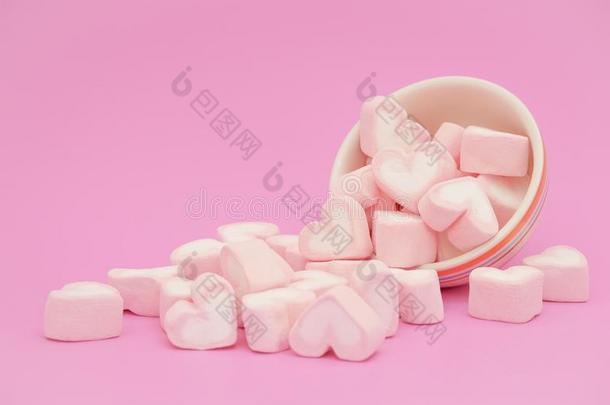 粉红色的听到蜀葵糖浆,糖果听到ts关于蜀葵糖浆向粉红色的用绳子拖的平底渡船