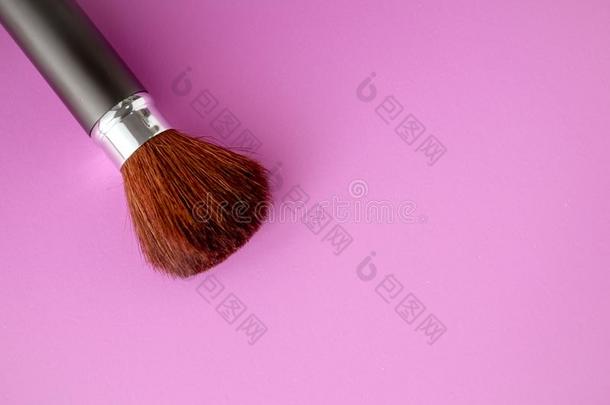 化妆刷子向粉红色的彩色粉笔纸质地背景.彩色粉笔关口