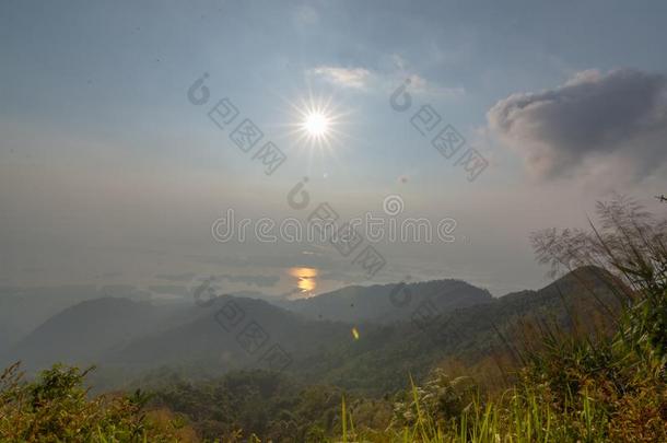 日落在上面指已提到的人水坝和山在北碧