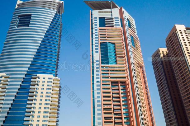 高的-上升摩天大楼和蓝色天关于<strong>迪拜</strong>城市.UnitedArabEmirates阿拉伯联合酋长国.