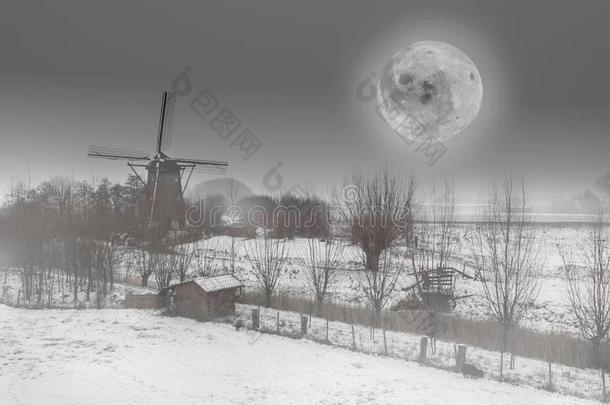 美丽的荷兰人的冬风车风景和满的月亮黑的一